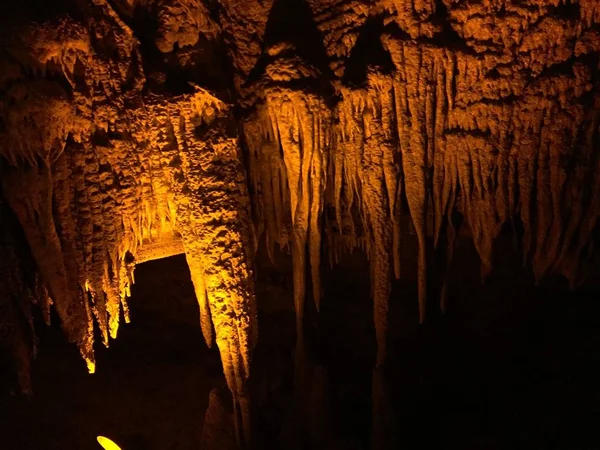 Grande Caverna Mammoth Cave Kentucky Com Iluminação Esparsa Formações — Fotografia de Stock