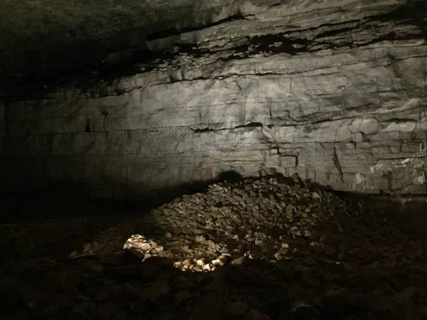 Grande Caverna Mammoth Cave Kentucky Com Iluminação Esparsa Formações — Fotografia de Stock