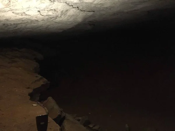 Grande Caverna Mammoth Cave Kentucky Com Iluminação Esparsa Formações — Fotografia de Stock