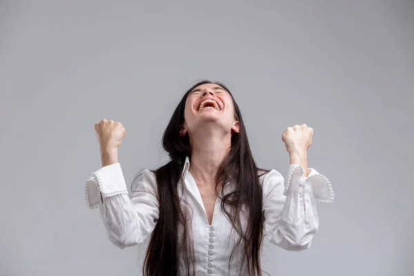 Mujer Jubilosa Riendo Apretando Los Puños Golpeando Aire Mientras Celebra — Foto de Stock