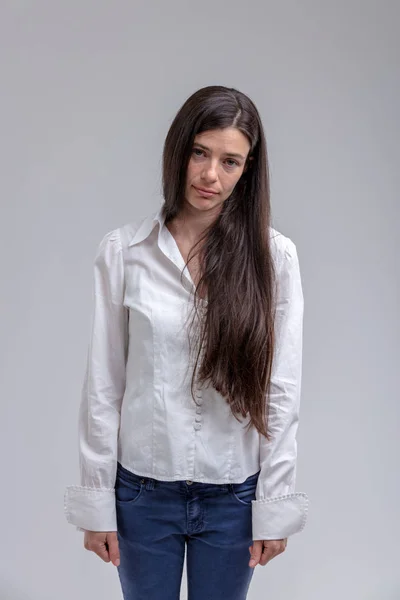 Retrato Joven Morena Pelo Largo Mujer Letárgica Sin Motivación Pie —  Fotos de Stock