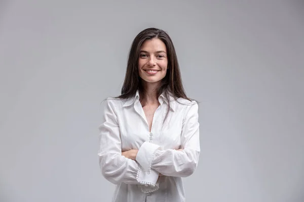 Portret Van Langharige Brunette Vrolijke Vrouw Dragen Witte Overhemd Staand — Stockfoto