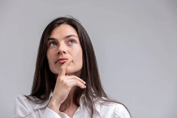 Mujer Pensativa Con Mano Barbilla Mirando Hacia Arriba Pensando Profundamente — Foto de Stock