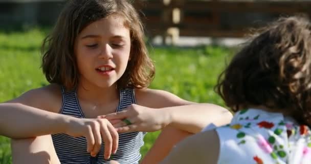 Una chica hablando con B chica en un jardín — Vídeos de Stock