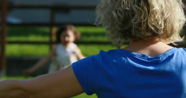 Kleines Mädchen rennt, um ihre Mutter zu umarmen — Stockvideo