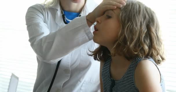 Οικογενειακός γιατρός, ελέγχοντας ένα μικρό κορίτσι — Αρχείο Βίντεο