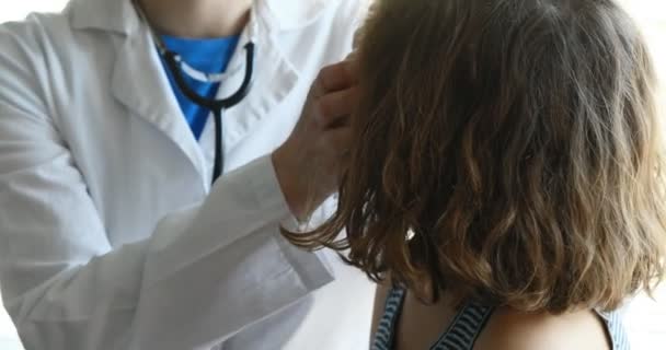 Kinderarzt untersucht ein kleines Mädchen, dann geht sie — Stockvideo