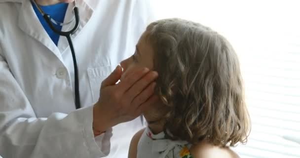 Pediatra mandando embora uma menina — Vídeo de Stock