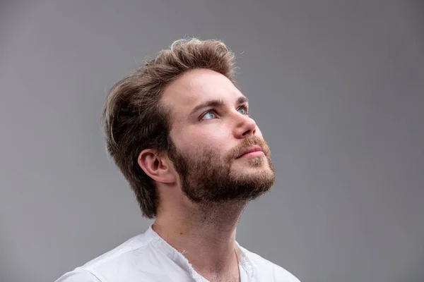 Estúdio Close Filmado Retrato Jovem Bonito Com Cabelo Loiro Barba — Fotografia de Stock