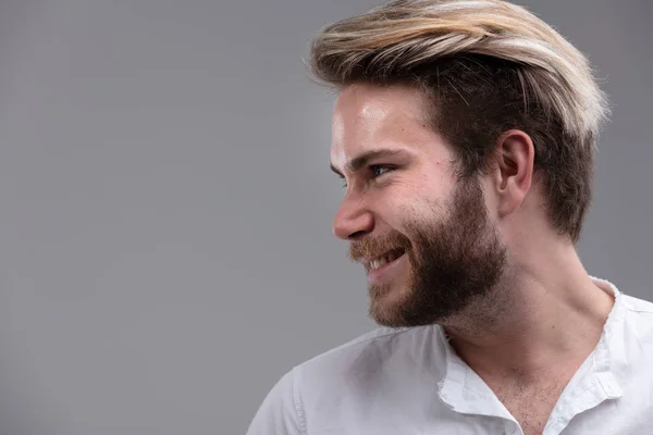 Hombre Barbudo Feliz Mirando Lado Con Una Sonrisa Radiante Hacia —  Fotos de Stock