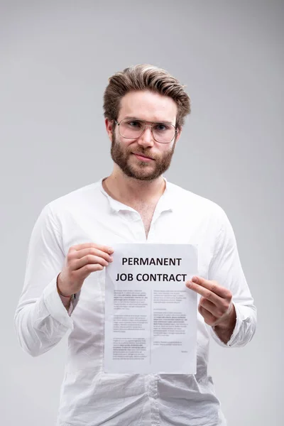 Atractivo Hombre Barbudo Con Gafas Que Sostienen Contrato Trabajo Permanente — Foto de Stock
