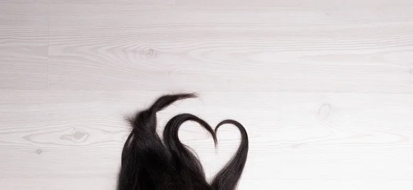 Κλείδωμα Μακριά Μαλλιά Μια Ξύλινη Επίπεδη Επιφάνεια Έννοια Της Φροντίδα — Φωτογραφία Αρχείου