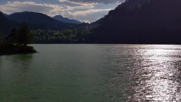 Panoramisch uitzicht op een meer in de Alpen — Stockvideo