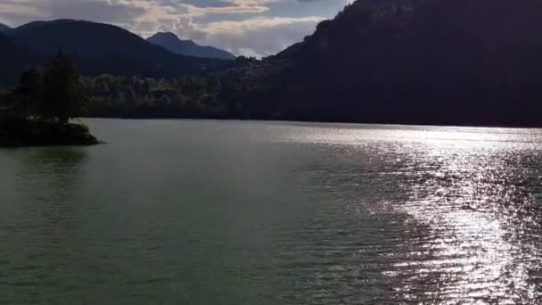 Panoramisch uitzicht op een meer in de Alpen — Stockvideo
