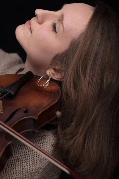 严肃和集中的小提琴运动员 一个妇女的画像在黑背景演奏弦 — 图库照片