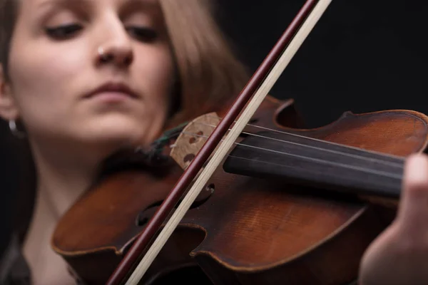 集中力を高めるバイオリン奏者 文字列を再生する黒い背景に女性の肖像画 — ストック写真