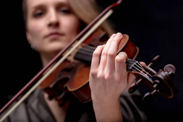 Centran Mano Violinista Barroco Sobre Fondo Negro Ella Muy Seria —  Fotos de Stock