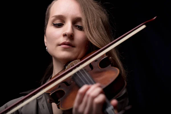 Jogador Violino Sério Concentrado Retrato Uma Mulher Fundo Preto Tocando — Fotografia de Stock