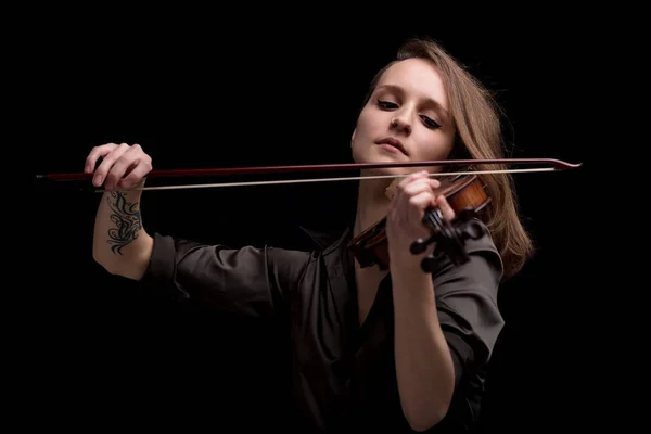 Jogador Violino Sério Concentrado Retrato Uma Mulher Fundo Preto Tocando — Fotografia de Stock