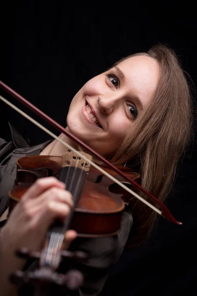 在黑色背景下演奏巴洛克式小提琴的年轻女子微笑着欢呼 — 图库照片