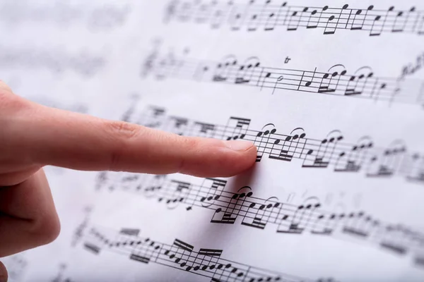 Partitura Musical Con Algunas Notas Ella Señaladas Por Dedo Una —  Fotos de Stock