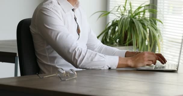 Hombre Escribiendo Ordenador Portátil Entonces Pensando Preocupado Mirando Fuera Ventana — Vídeos de Stock