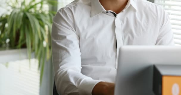 Panorámica Vertical Hombre Escribiendo Ordenador Portátil Continuación Mirando Cámara Fuera — Vídeo de stock