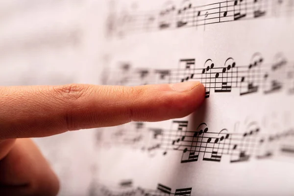 Vinger Spotten Een Muzikale Noot Concept Van Generieke Muziek Klassieke — Stockfoto