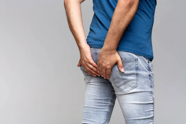 Homem Caucasiano Azul Claro Camiseta Segurando Suas Nádegas Jeans Jeans — Fotografia de Stock