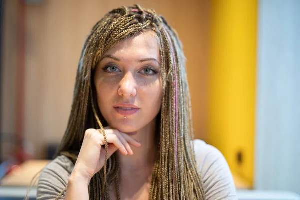 Sério Mulher Atraente Com Cabelo Longo Trançado Sentado Com Mão — Fotografia de Stock