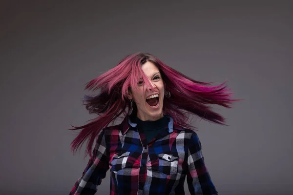 Feliz Rindo Mulher Cintilando Seu Cabelo Longo Roxo Matizado Como — Fotografia de Stock