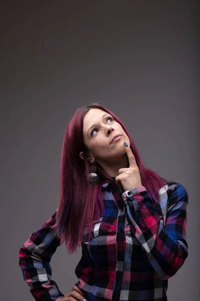Страшная Молодая Женщина Фиолетовыми Тонированными Модными Волосами Стоит Мечтает Прижав — стоковое фото