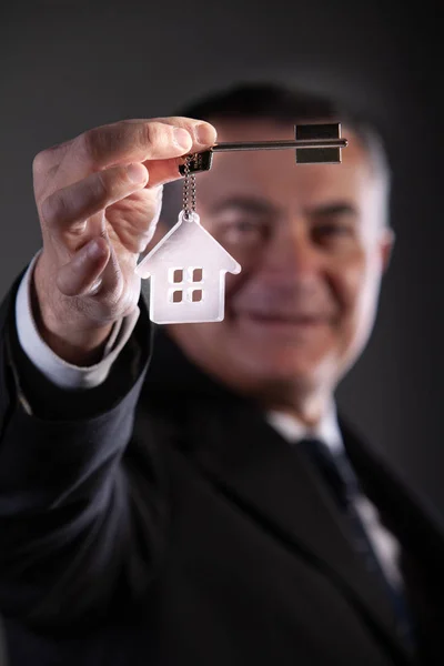 Portrait Senior Holding Key Keychain Representing Your Future House Home — Stock Photo, Image