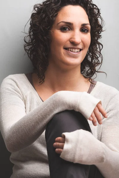 Portrait Natural Curly Woman Smiling Her Arm Her Knee Relaxed — Stock Photo, Image