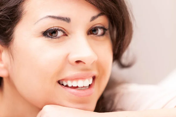 Beautiful Coy Expression Woman Lying Her Arm Sofa Her Living — Stock Photo, Image