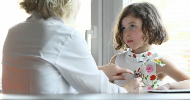 Mujer Bata Blanca Médico Revisando Pequeño Paciente Clínica Todo Bien — Vídeos de Stock