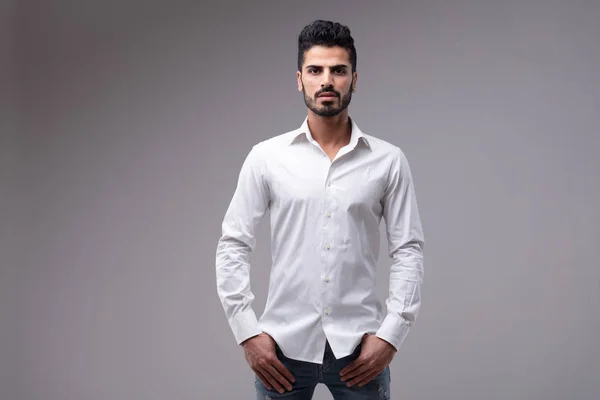 Retrato Estudio Joven Barbudo Con Camisa Blanca — Foto de Stock