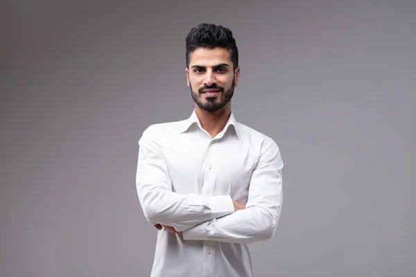 Retrato Joven Barbudo Sonriente Vestido Con Camisa Blanca Pie Con — Foto de Stock