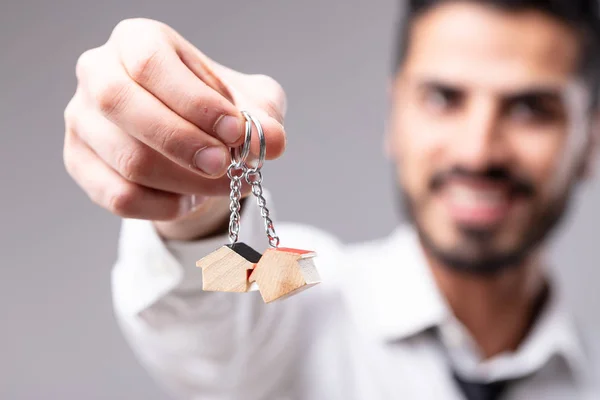 Conceito Imobiliário Homem Alegre Segurando Chaveiros Forma Casa — Fotografia de Stock