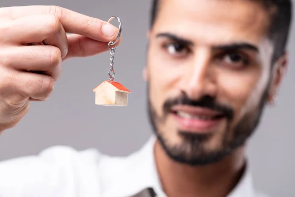 Lächelnder Mann Der Einen Schlüsselanhänger Mit Miniaturhaus Einem Konzept Eines — Stockfoto