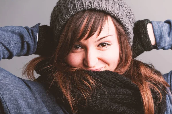 Retrato Una Joven Mujer Alegre Con Sombrero Punto Invierno Con — Foto de Stock