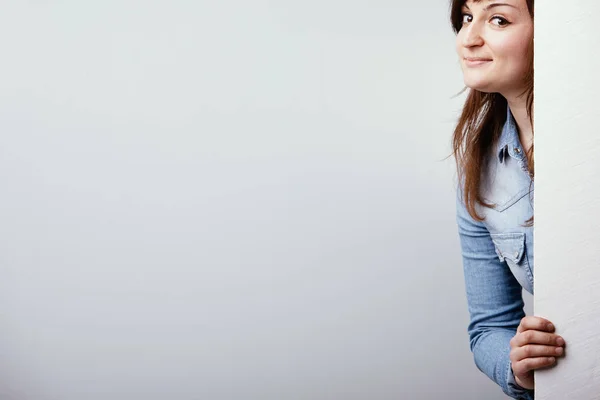 Jeune Femme Insolente Regardant Autour Panneau Blanc Avec Sourire Espiègle — Photo