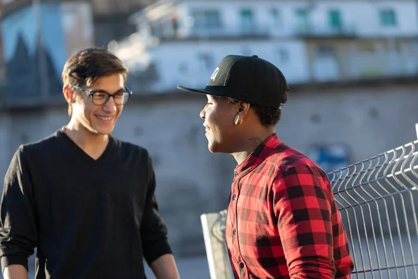 Schwarze Und Weiße Kerle Reden Auf Der Straße Miteinander — Stockfoto