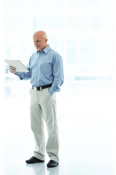 Obchodní Muž Který Stojí Při Prohlížení Notebooku Drží Jedné Ruce — Stock fotografie