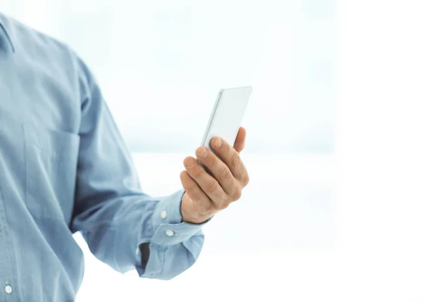 Hombre Negocios Sosteniendo Teléfono Móvil — Foto de Stock