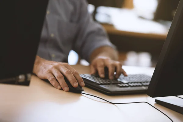 Mãos Homem Negócios Digitando Teclado Computador — Fotografia de Stock