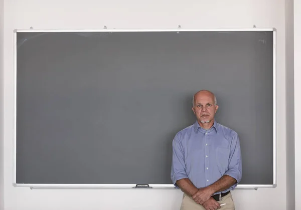 Male Senior Teacher Standing Chalkboard Preparation Lesson — Stock Photo, Image