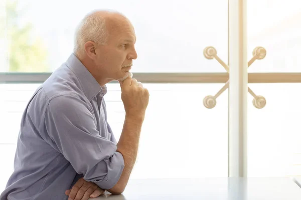 Vista Perfil Del Hombre Negocios Apuntalando Barbilla Con Brazo Mirando — Foto de Stock