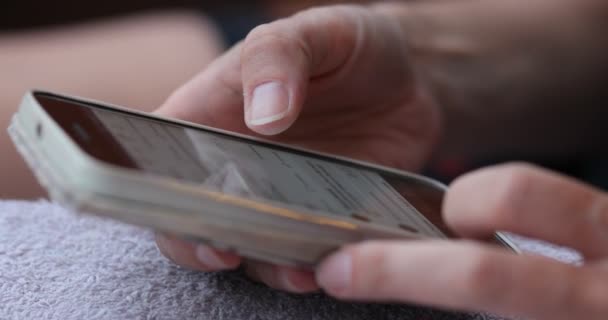 Manos Mujer Madura Deslizando Teléfono Móvil Teléfono Inteligente Ampliamente Utilizado — Vídeo de stock