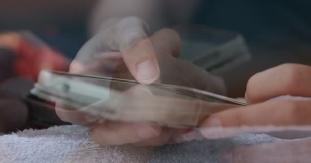 Ώριμη Γυναίκα Χέρια Της Γυναίκας Swiping Στο Κινητό Smartphone Χρησιμοποιείται — Αρχείο Βίντεο